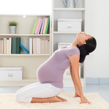 evde meditasyon yoga kadın