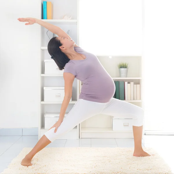 Mütterliches Yoga. — Stockfoto