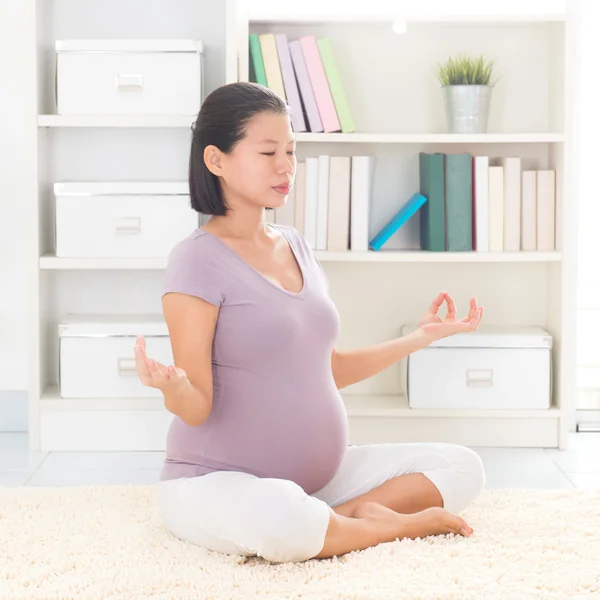 Yoga meditando en casa —  Fotos de Stock