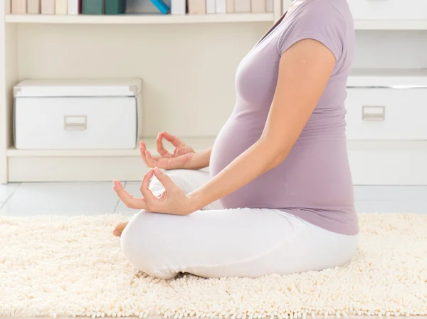 Yoga en casa — Foto de Stock