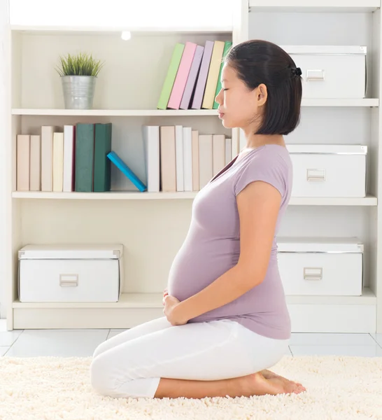 Mujer tranquila meditando en casa — Foto de Stock