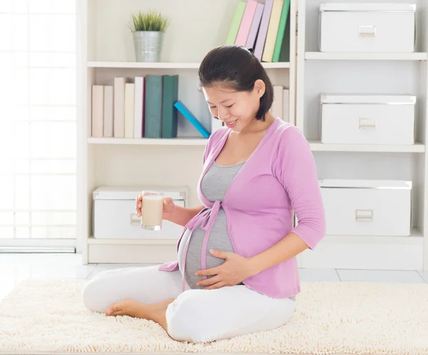 Mujer embarazada bebiendo leche de soja — Foto de Stock