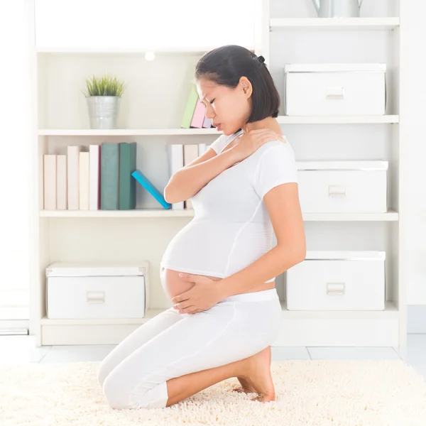 Gravid kvinna med knuffar smärtar — Stockfoto