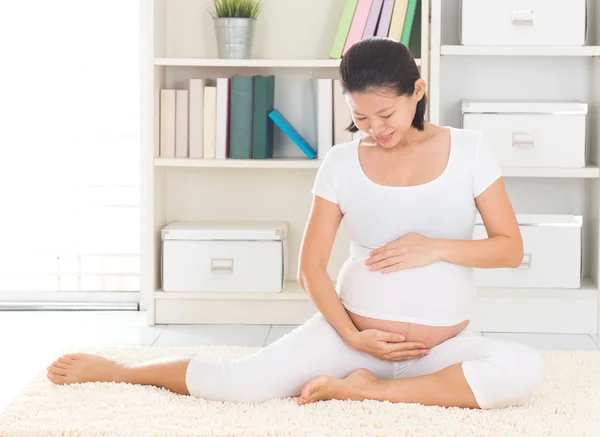 Asiática 8 meses embarazada mujer — Foto de Stock