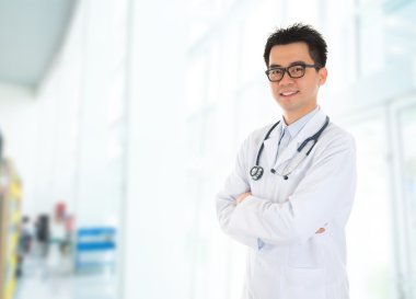 Asyalı doktor hastane koridorunda duran