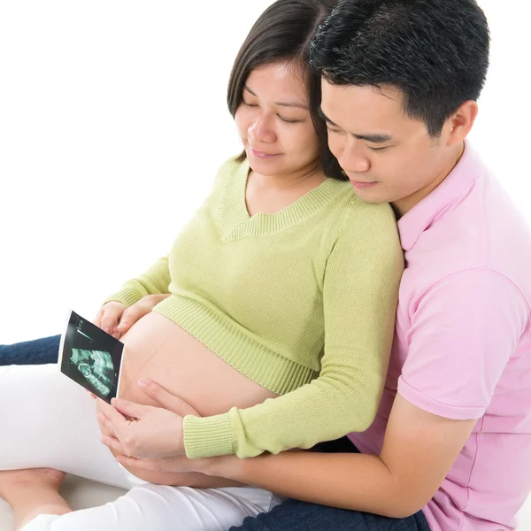 Embarazada pareja mirando ultrasonido escanear foto — Foto de Stock