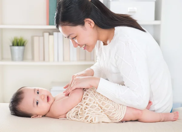 Mamma massaggio bambino — Foto Stock
