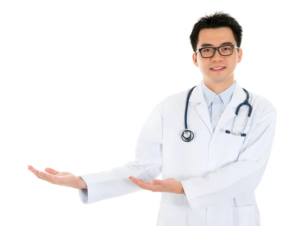 Asian Mężczyzna lekarza pokazano coś — Zdjęcie stockowe