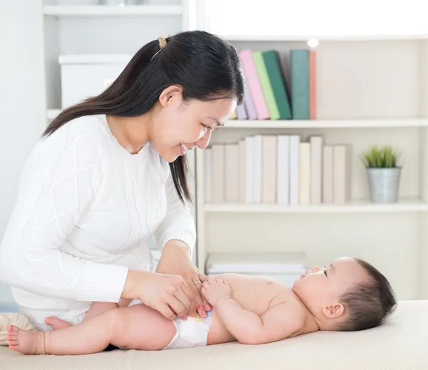 Changing diaper — Stock Photo, Image