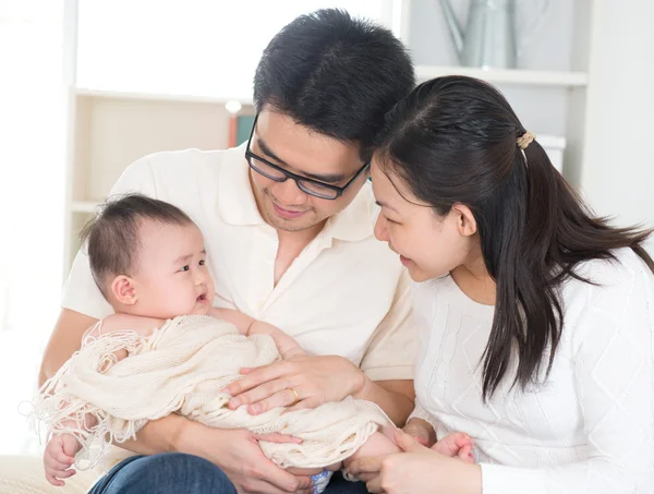 Ouders verwennerij baby — Stockfoto