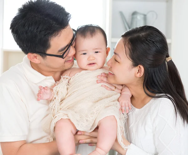 Padres besando bebé —  Fotos de Stock