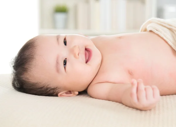 Schattig aziatisch baby meisje — Stockfoto