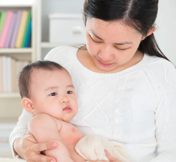 Asiatico madre coccole bambino ragazza — Foto Stock