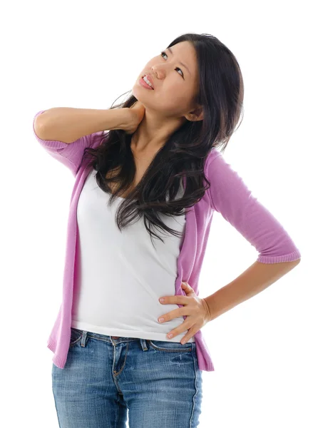 Cansado mulher asiática ter pescoço e ombro dor — Fotografia de Stock