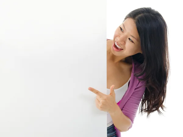 Mujer asiática señalando a la cartelera en blanco . — Foto de Stock