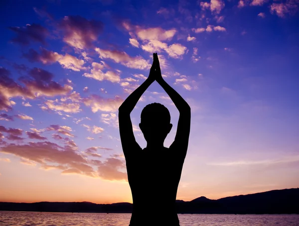 Силуэт йога молитвенная поза — стоковое фото