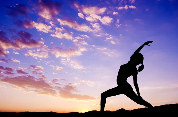 Buiten vrouw yoga silhouet — Stockfoto