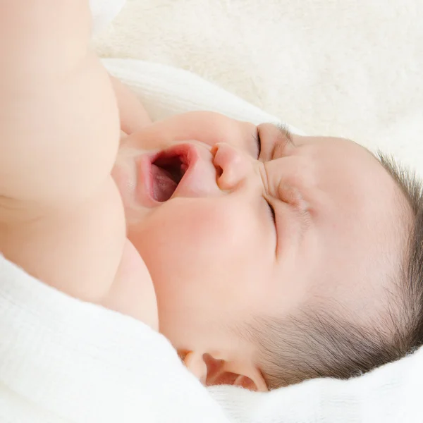 Asiatiska pojke gråter på sängen — Stockfoto