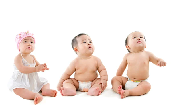 Grupo de bebés asiáticos mirando hacia arriba — Foto de Stock