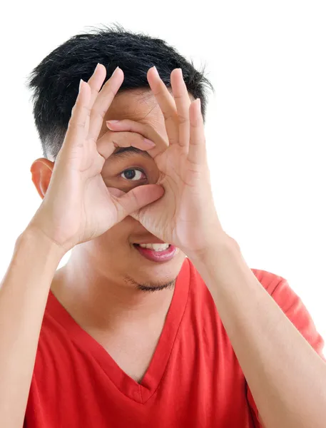 Asiático hombre espiando a través de dedos agujero —  Fotos de Stock