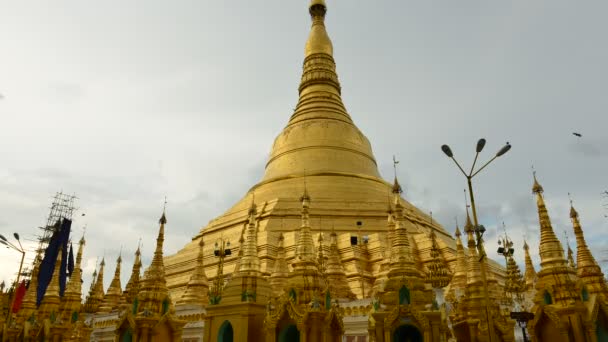 Πάροδο του χρόνου των τουριστών, το περπάτημα γύρω από το shwedagon παγόδα Γιανγκόν — Αρχείο Βίντεο