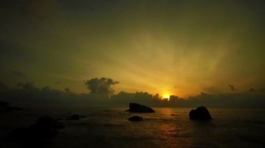 Sunrise denize zaman atlamalı. Teluk chempedak, Malezya.