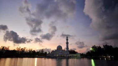 Güneş batmadan üzerinde yüzen cami