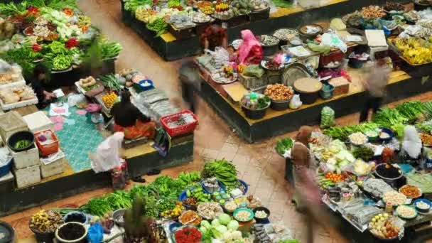 Mujer musulmana vendiendo verduras frescas — Vídeo de stock