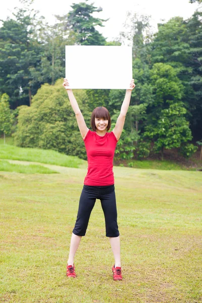 Menina asiática ao ar livre com placard — Fotografia de Stock