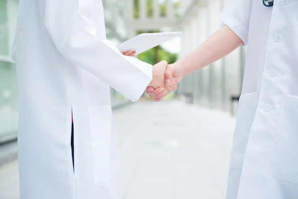 Médicos apertando as mãos — Fotografia de Stock