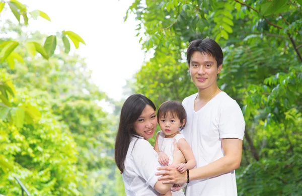 Šťastný asijské rodinný venkovní portrét. — Stock fotografie