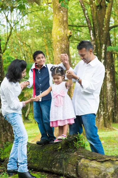 Glad indiska familjen utomhus kul — Stockfoto