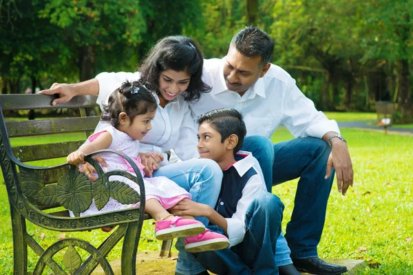 Felice famiglia indiana candida — Foto Stock