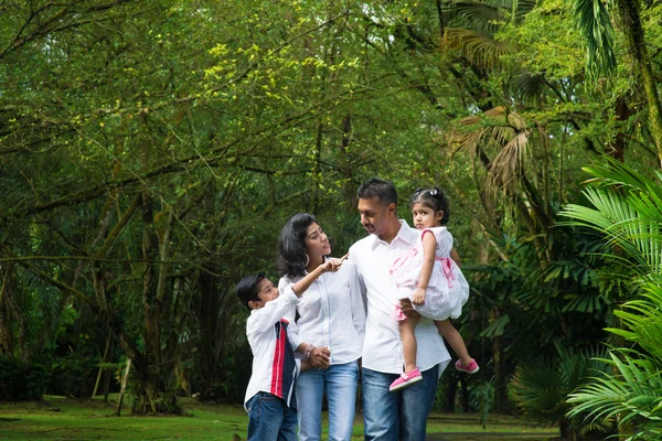 Feliz família indiana fim de semana ao ar livre — Fotografia de Stock