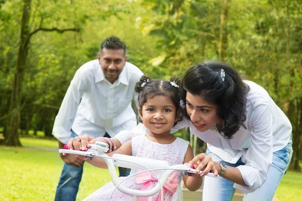 Parent indien enseignant à l'enfant à faire du vélo — Photo