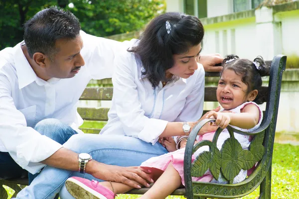 Parents is comforting their crying daughter. — Stock Photo, Image