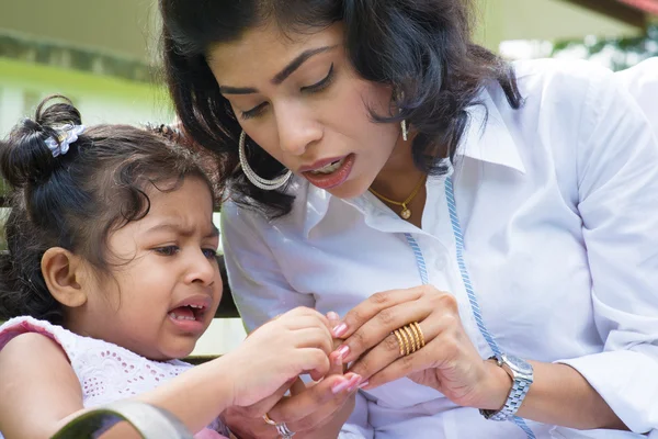 Crying girl with injured finger. — Stock Photo, Image