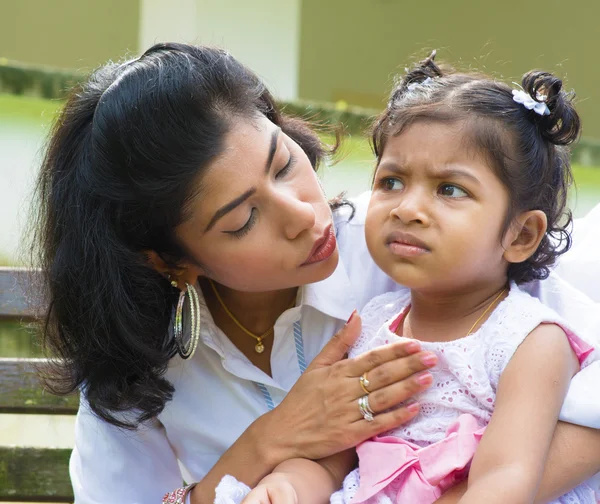 Mãe reconfortante chateado menina indiana — Fotografia de Stock