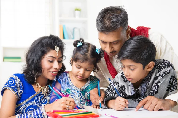 Indische Familie malt Bild zu Hause — Stockfoto