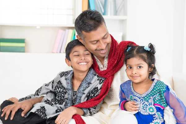 Père indien et enfants — Photo