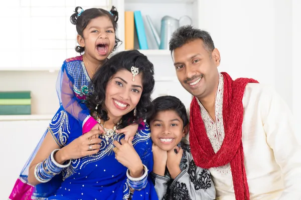 Feliz familia india sonriente — Foto de Stock