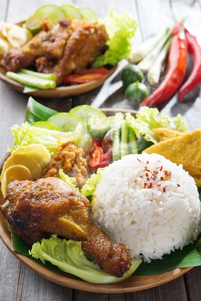 Indonesiano cibo nasi ayam penyet — Foto Stock
