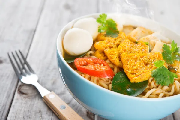 Pikante curry instant noedels met vork. — Stockfoto