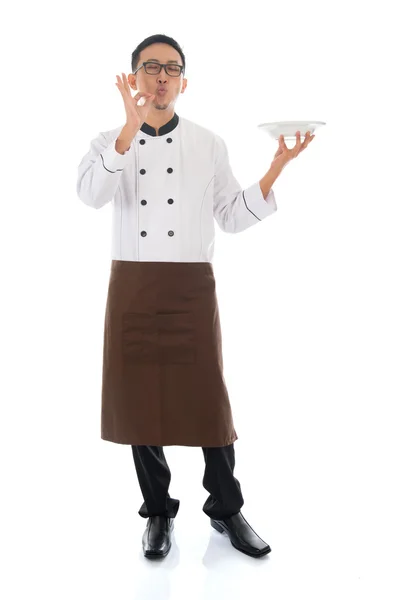 Asiatico chef holding un piatto — Foto Stock