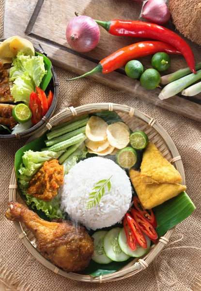 Nasi ayam penyet — Stock Photo, Image