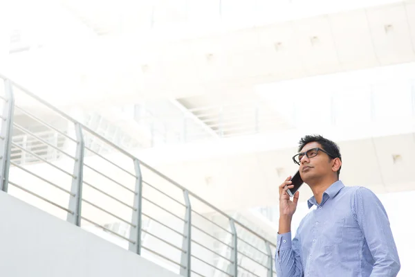 Indischer Geschäftsmann am Telefon — Stockfoto