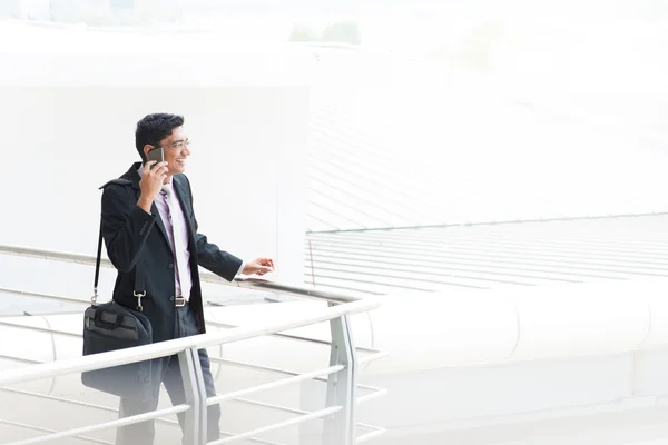 Hombre de negocios indio cándido hablando por teléfono — Foto de Stock