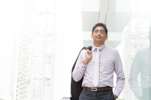 Hombre de negocios indio cándido caminando —  Fotos de Stock