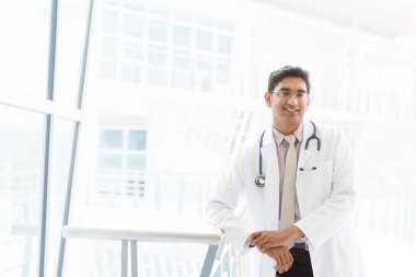 Asyalı Hint erkek tıbbi doktor hastane içinde gülümseyen.