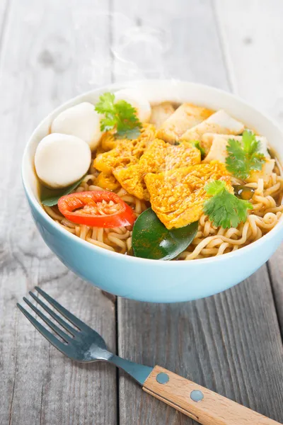 Spicy curry instant noodles soup — Stock Photo, Image